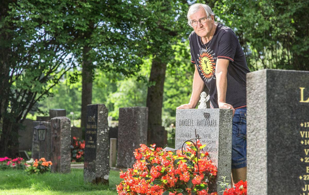 Risto Alajan mukaan haudan olympiarenkaat kertovat Tapio Rautavaaran keihäänheiton saavutuksista. Kuva: Esko Jämsä