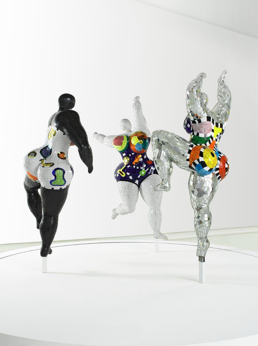 Niki de Saint Phallen Kolme sulotarta vuosilta 1993–2003 kuuluu taiteilijan kohuttuihin Nana-veistoksiin. Kuva: Niki de Saint Phalle