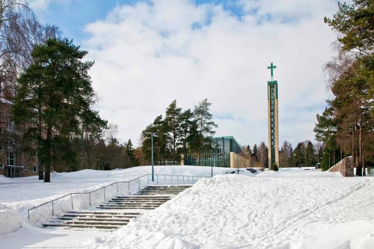 Lauttasaaren kirkonkelloja soitetaan tällä hetkellä käsipelillä, koska automatiikkaan ei voi luottaa.