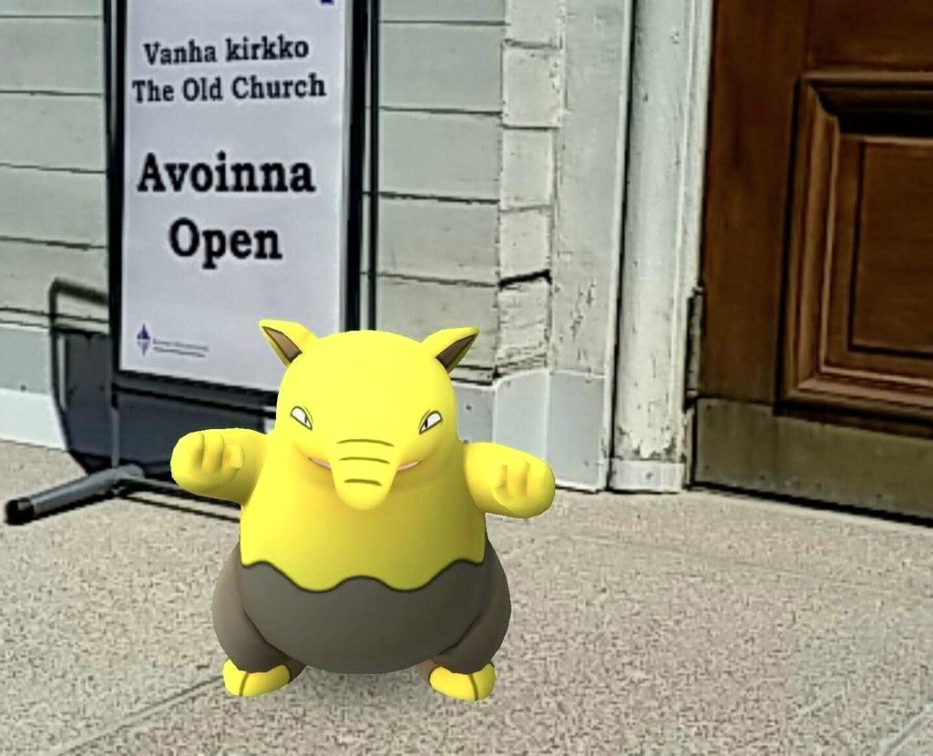 Yksittäisiä Pokémon-hahmoja voi löytää sieltä täältä lähiympäristöstä. Kirkkojen kulmilla virtuaalisia pikkuolentoja vilisee. Tämä Pokémon lymyili Vanhankirkon portailla. Kuva: Markus Kartano