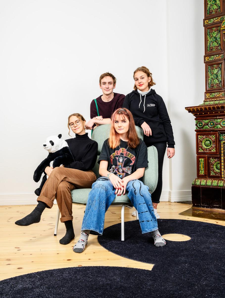 Niko Paavilainen, Ella Veistiö (seisomassa), Jutta Elomaa (istuu vasemmalla) ja Iiris Martiala viihtyvät Talolla.