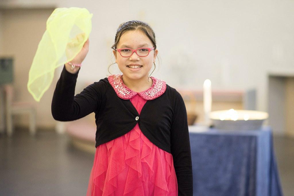 Maya Vilhonen harrastaa musiikkia, sirkusta, kuvataidetta ja jalkapalloa. Kuva: Marianna Siitonen