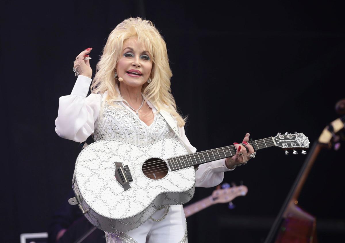 Dolly Parton esiintyi ensimmäisen kerran kirkossa 6-vuotiaana. Nyt 73-vuotias tähti on sanonut, että hän lopettaa uransa vasta, kun Jumala kehottaa häntä tekemään niin.