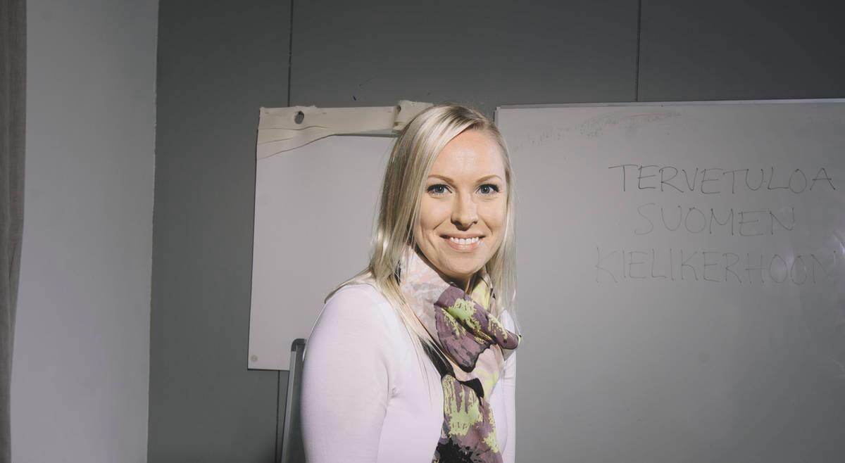 Tuulia Petäjäjärvi on ammatiltaan äidinkielenopettaja. Vapaaehtoistyössä hän on päässyt hyödyntämään osaamistaan. Kuva: Jani Laukkanen