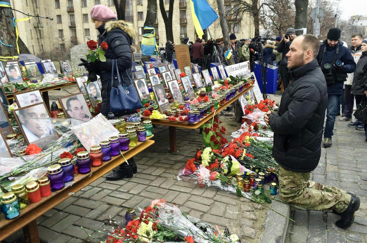 Kaatuneiden muisto. Kiovan Maidan-aukiolle tuodaan jatkuvasti kynttilöitä väkivaltaisuuksissa kuolleiden ukrainalaisten muistoksi. Kuva on helmikuulta 2016. Kuva: Sergei Supinsky / Lehtikuva