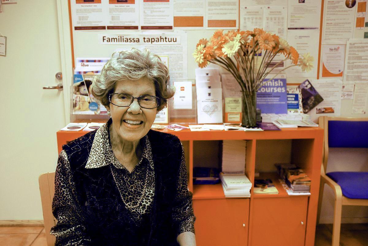 Raija Sipilä on yksi tuiki tarpeellisista vapaaehtoistyöntekijöistä, jotka opettavat suomea maahanmuuttajille. Kuva: Eeva Mehto