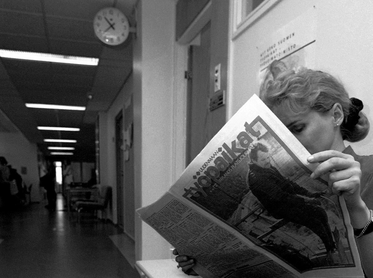 Nainen luki Työpaikat-lehteä työvoimatoimistossa Helsingissä vuonna 1991. Pitkäaikaistyöttömyys on saavuttamassa tuon suuren lamavuoden tason. Kuva: Markku Ulander