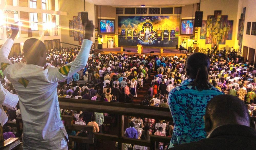 Väriä ja menoa. Ghanalaiset herätyskirkot kokoavat tuhansia ihmisiä, ja tunnelma saattaa muistuttaa enemmän rock-konserttia kuin perinteistä jumalanpalvelusta. Kuva: Church of Penticost (COP) Gh.
