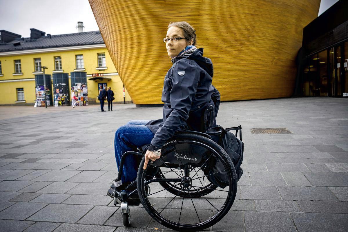 Jos tietoa tilojen esteettömyydestä ei saa, moni vammainen jää kotiin, kertoo Ronja Venesperä. Kuva: Hans v. Schantz