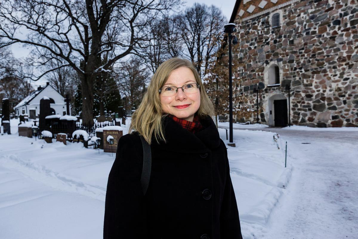Jannika Lassukselle Espoon Tuomiokirkon historiallinen ympäristö on tärkeä paikka. Kuva: Jukka Granstrom
