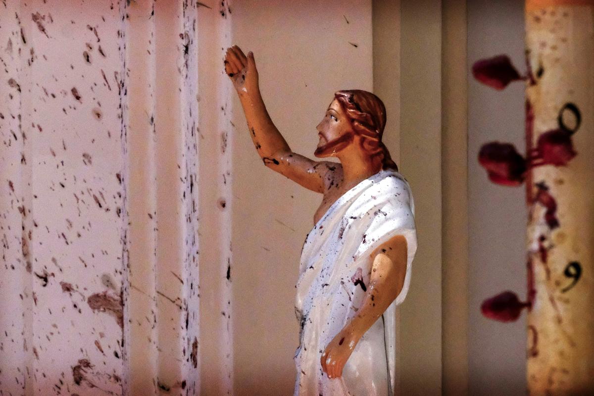 Veren tahrima Jeesus-patsas katolisessa St Sebastian's -kirkossa pääsiäisen pommi-iskun jälkeen. Islamistiterroristien iskuissa kirkkoihin ja hotelleihin kuoli 253 ihmistä ja haavoittui 500. Kuva: AP/Lehtikuva