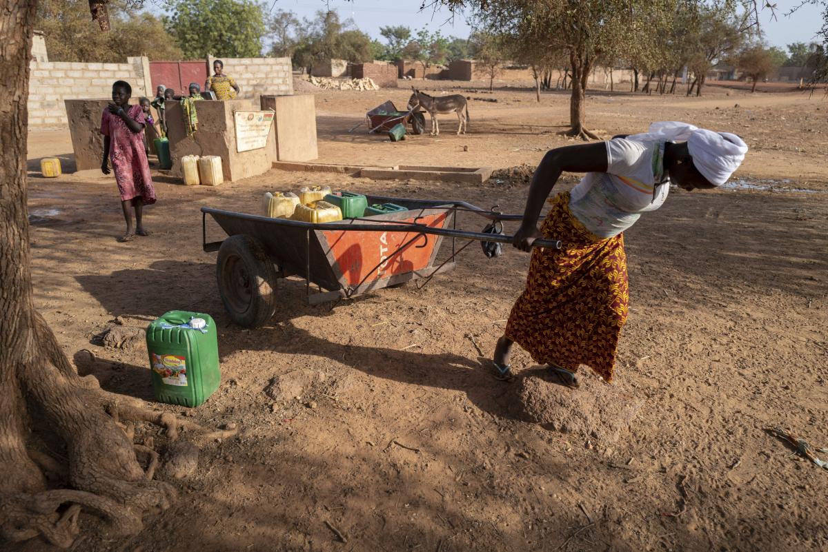 Boko Haram on ajanut puoli miljoonaa eri uskontoihin kuuluvaa Burkina Fason asukasta maansisäiseen pakoon. Kuvassa nainen vetää vedellä täytettyä kärryä pakolaisleirillä. Sylvain Cherkaouiap / Lehtikuva