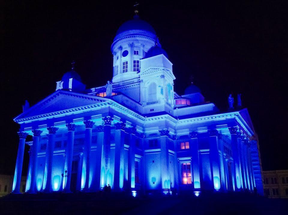 Tuomiokirkko valaistiin edellisen kerran siniseksi lokakuussa 2015, kun YK juhli 70-vuotista taivaltaan. Kuva: Kimmo Holappa.