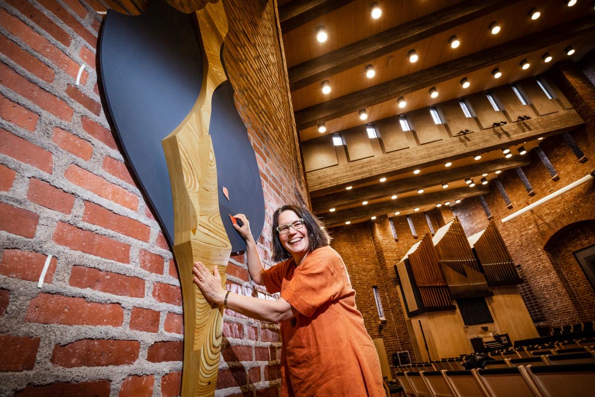– Kastepuu nostaa kauniisti esiin kastetta ja lasta, kertoo Seija Hatakka, joka on suunnitellut Leppävaaran kirkon uuden kastepuun.