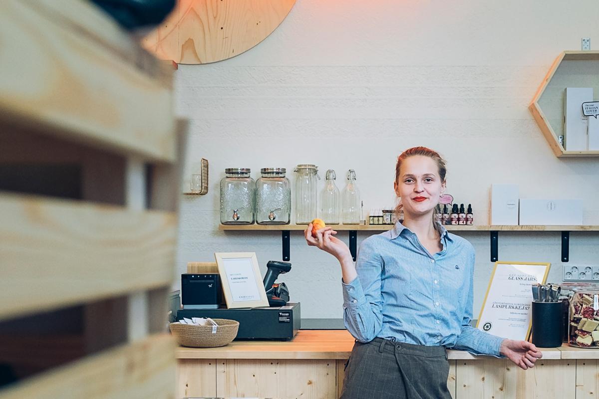 Toimitusjohtaja Oona Jokinen on toiminut yrittäjänä 19-vuotiaasta. ”Työpäiväni ovat nykyään vähintään 12-tuntisia. Autuus ja zen ovat koetuksella, mutta on tämä hirveän palkitsevaa.”