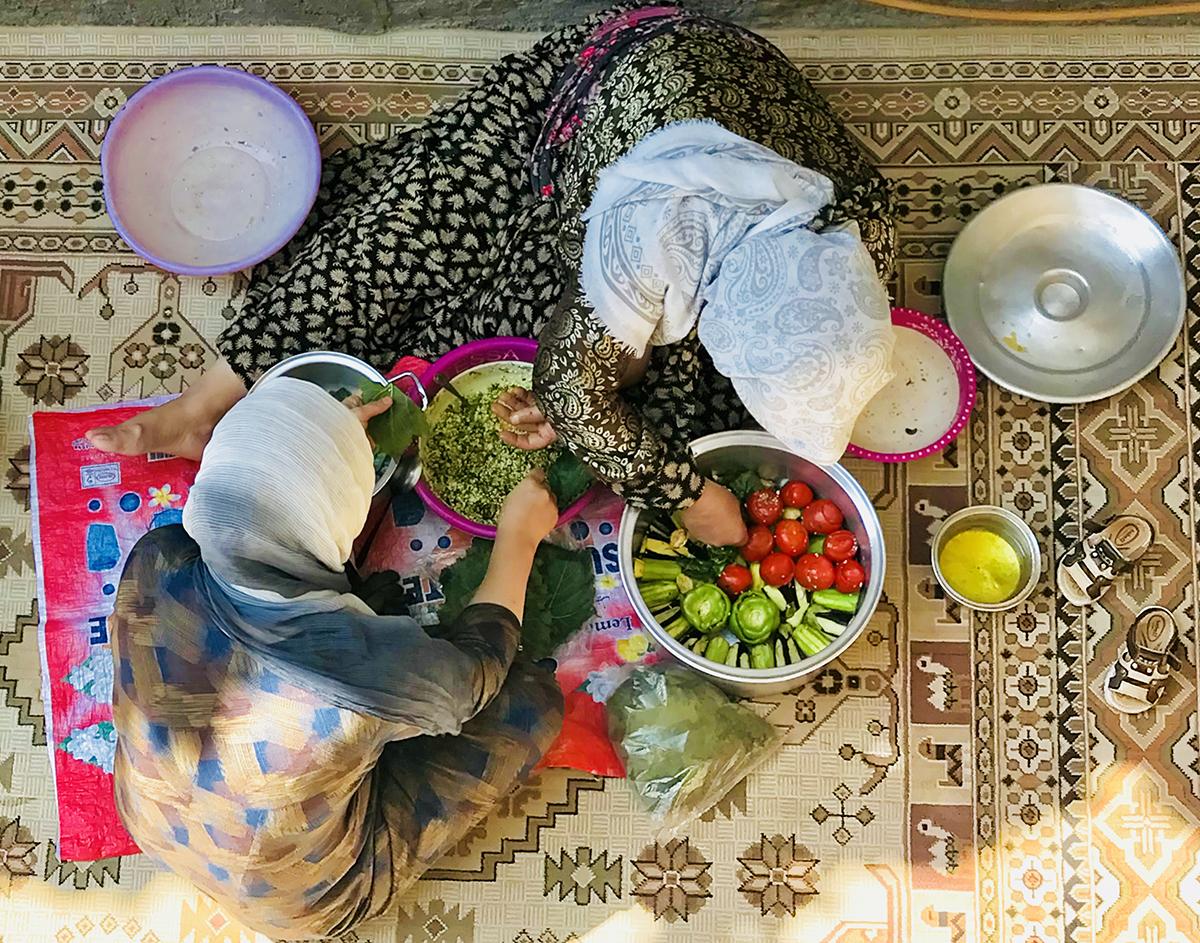Rasoulin äiti äiti ja sisar valmistavat kurdilaista dolma-ruokaa.