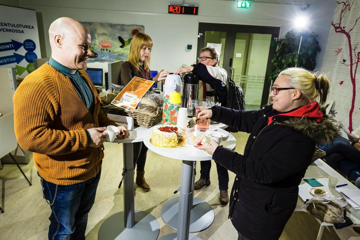 Kohtaamisia. Veikko Ahonen ja Tanja Puhakka tapasivat Ailan ja Saran eteläisen aikuissosiaalityön aulassa. Kuva: Jukka Granstrom