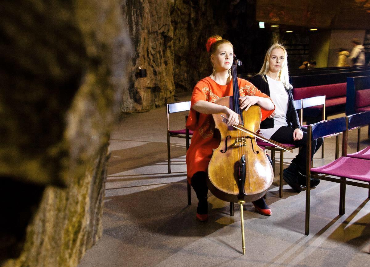 Sellotaiteilija Iida-Vilhelmiina Laine antaa loppututkintonäytteensä konsertissa, jonka tuotto menee yksinäisyyden vastaiseen työhön. Kristiina Backberg kannustaa. Kuva: Sirpa Päivinen