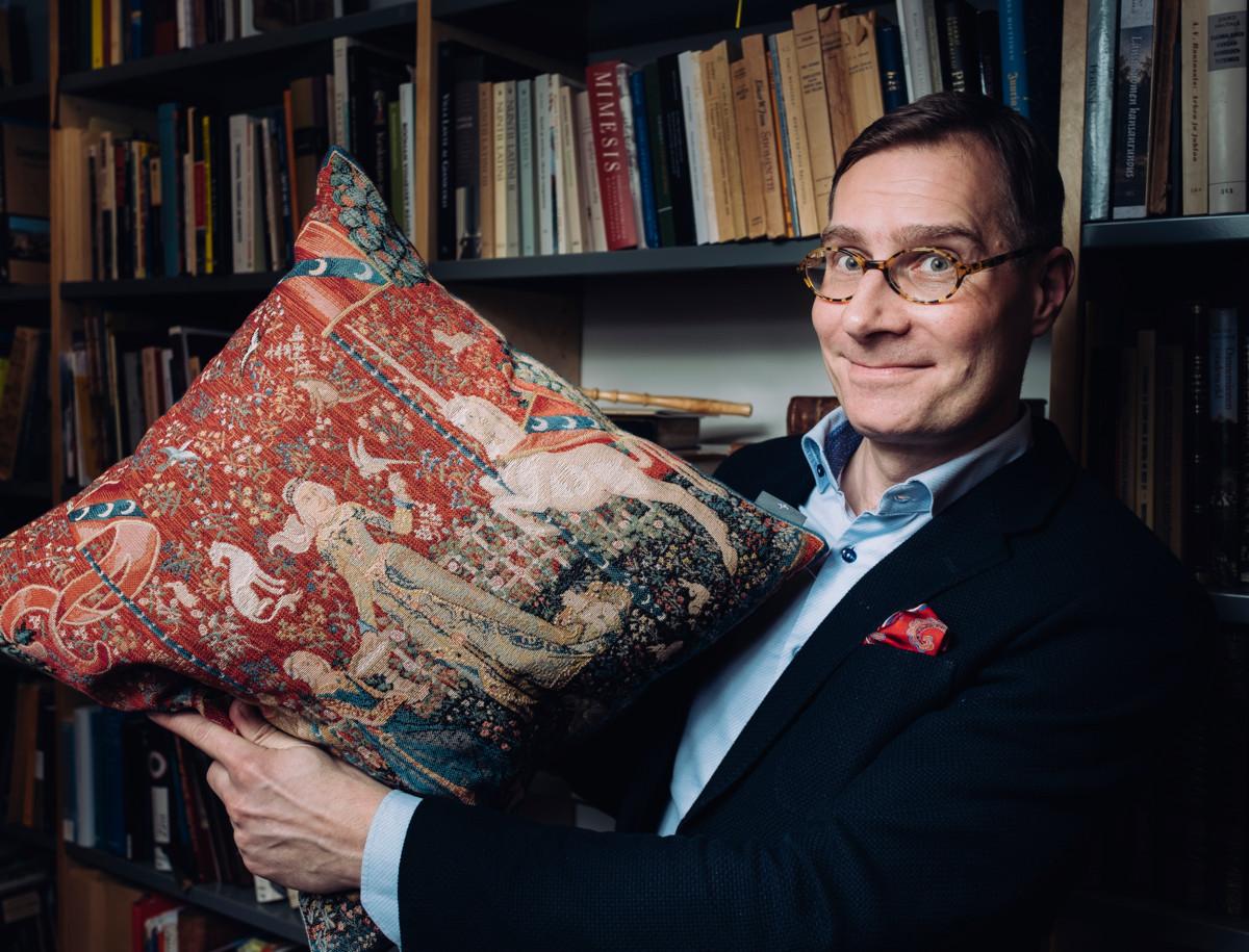 Professori Tuomas Heikkilän tyynyssä on kuvattuna keskiaikainen yksisarvinen.