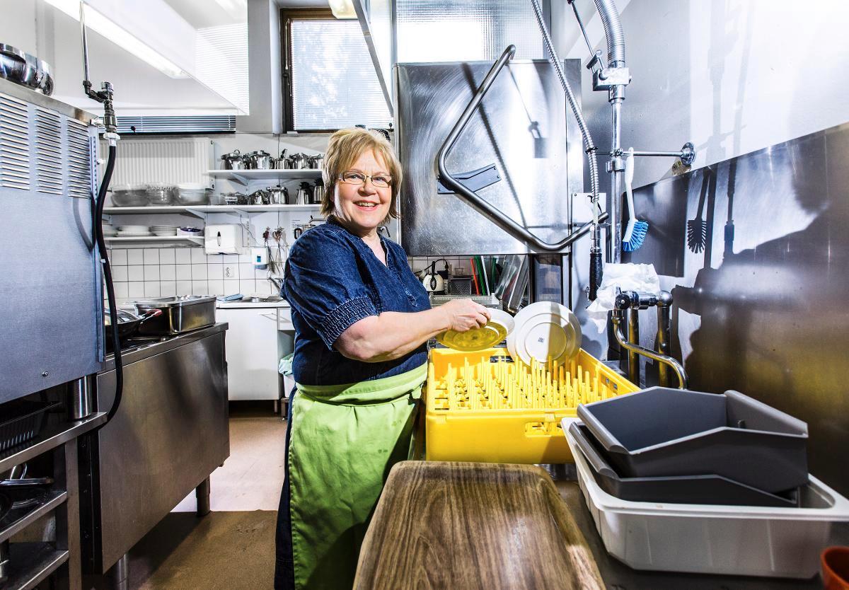 Kirkon keittiössä. Lauttasaaren seurakunnan emäntä Riitta Halsas on oppinut ammattinsa käytännön kahvila- ja ravintolatyössä pitkän uransa aikana. Kuva: Esko Jämsä