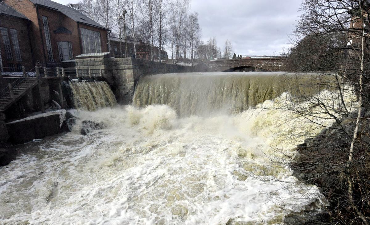 Helsingin Vanhankaupunginkoskessa toimii museovesivoimala. Koski on kuvattu kevätkuohujen aikaan. Kuva: Kimmo Mäntylä