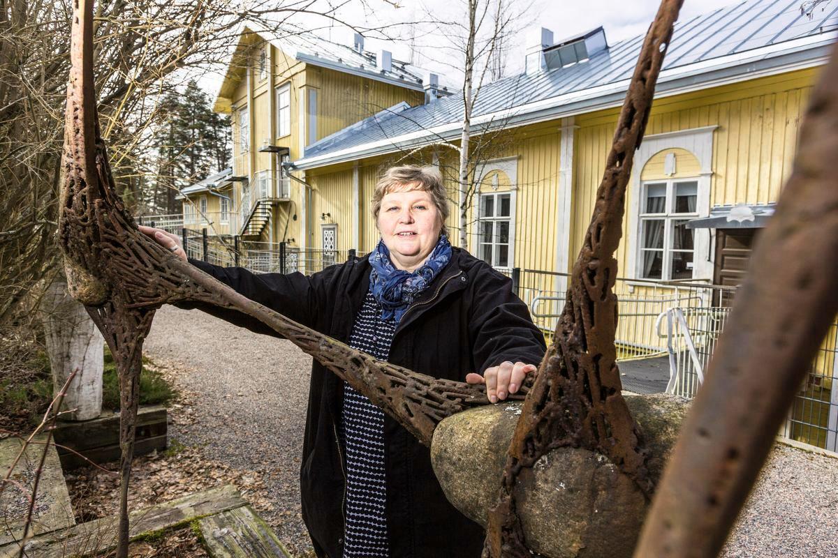 – Luopuminen on haikeaa, kun tähän taloon on päässyt sisälle, toteaa palveluesimies Arja Wuoti. Helsingin seurakuntayhtymä harkitsee Kellokosken juhlatalon myymistä.