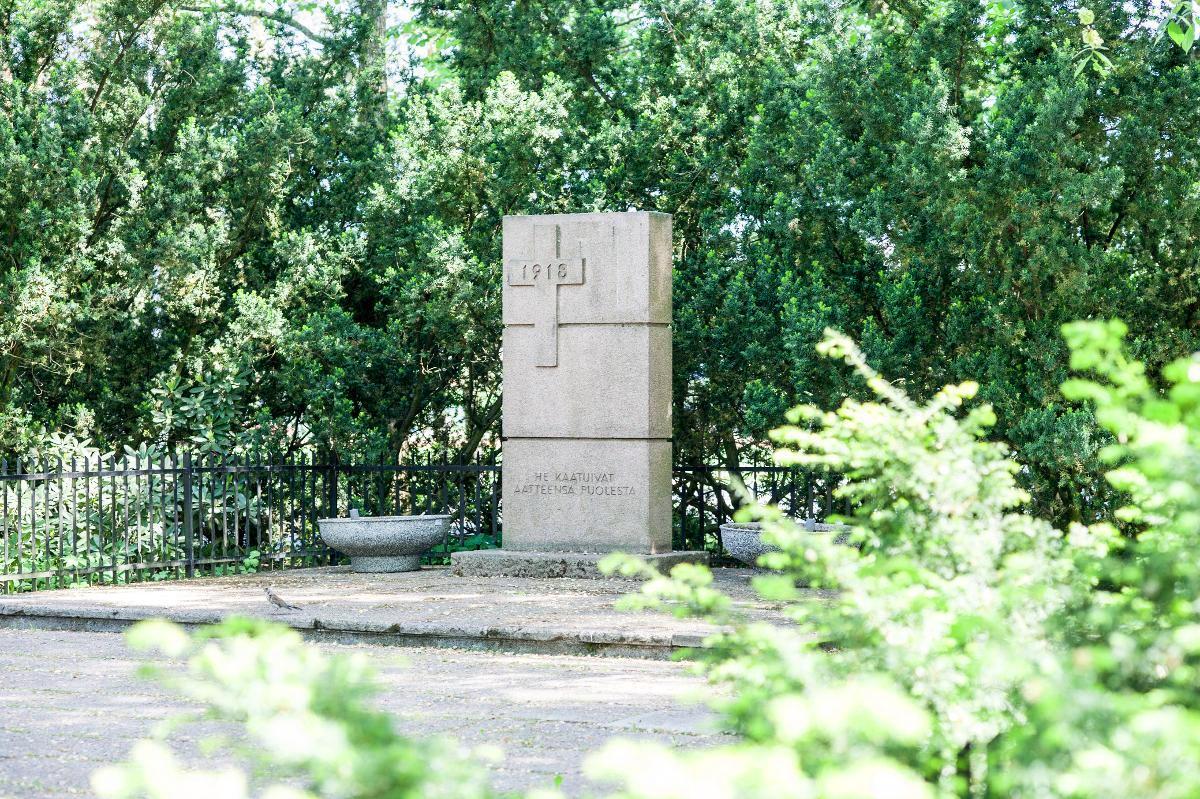 Vakaumuksensa puolesta kaatuneiden punaisten muistomerkki sijaitsee Hiekkaharjussa. Kuva: Antero Harju