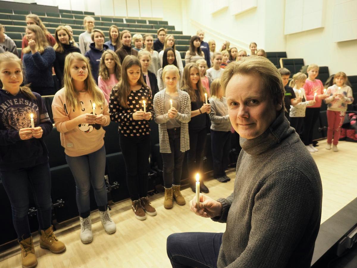 Pasi Hyökki ja Tapiolan kuoro. Kuva: Mauritz Hellström