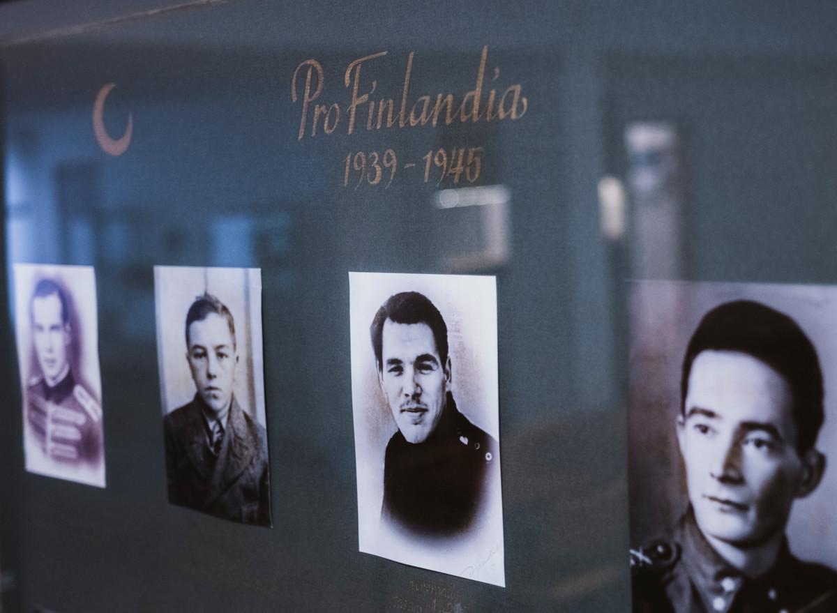 Sodassa Suomen puolesta kaatuneiden tataarien kuvat ovat seurakunnassa kunniapaikalla. 