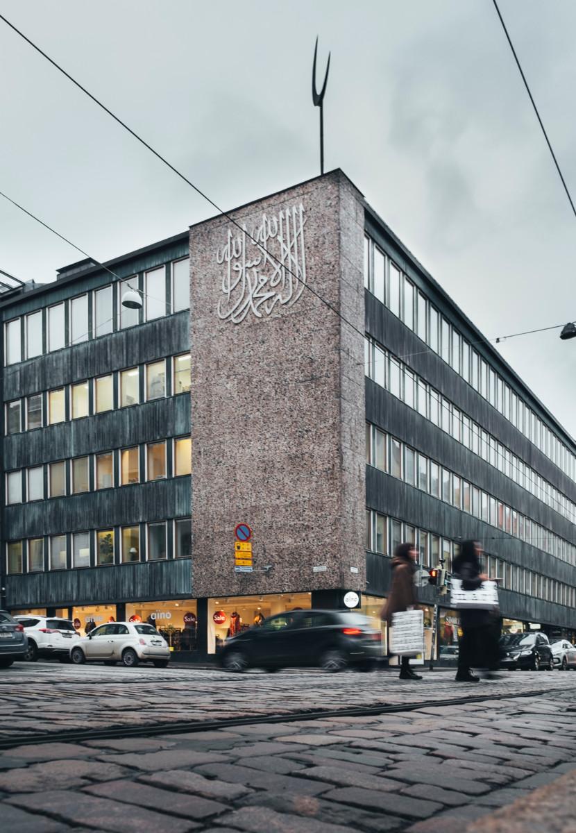 Tataariyhteisön kokoustilat ja moskeija sijaitsevat kerrostalossa Helsingin Fredrikinkadulla. Yhteisön käytössä on vain osa tiloista, loput on vuokrattu.