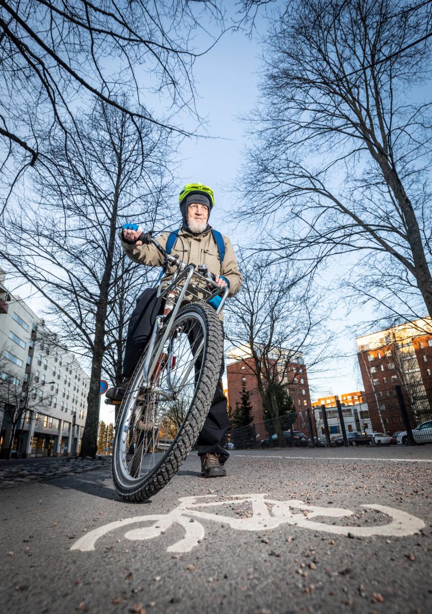 Pekka Kivekäs on ympärivuotinen pyöräilijä, jonka matkamittariin kertyy vuoden aikana 5000 kilometriä.