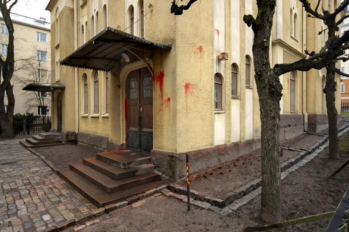Turun juutalaisen seurakunnan synagogaa oli sotkettu punaisella maalilla holakaustin uhrien muistopäivänä 27. tammikuuta. Turun synagoga valmistui vuonna 1912, ja se on toinen Suomen kahdesta synagogasta. Toinen sijaitsee Helsingissä.