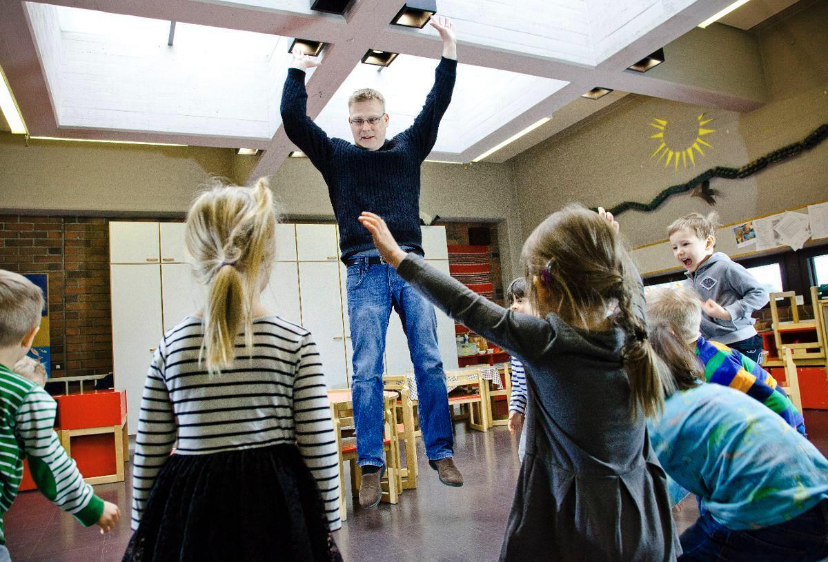 Pienten parissa. Lastenohjaaja Ville Pasanen pitää siitä, että lasten kanssa jokainen työpäivä on erilainen. Kasvaneet ryhmäkoot ovat työssä haasteellisin asia. Kuva: Sirpa Päivinen