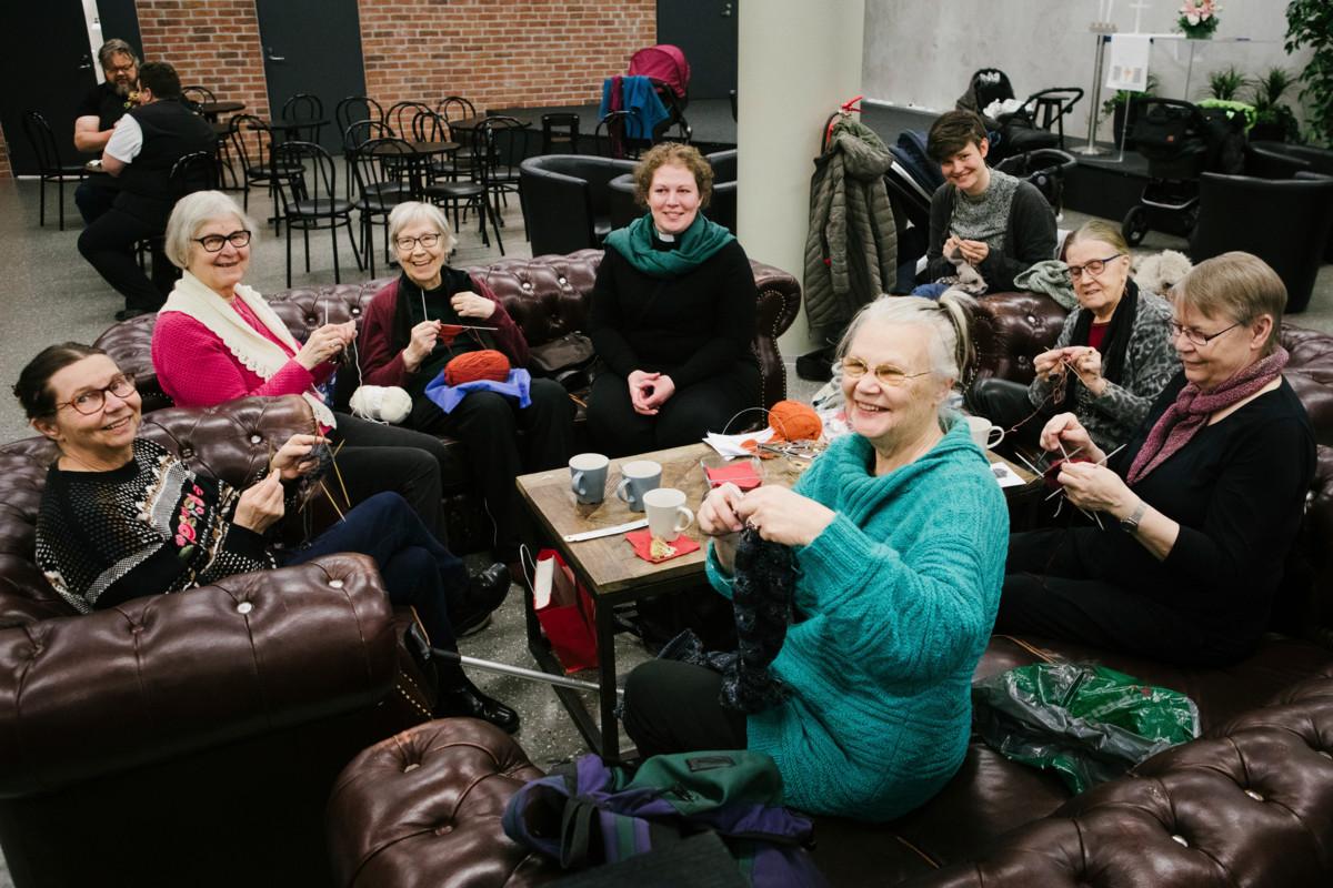 Olarin seurakunnan vanhusten neulakahvila kokoontuu Ison Omenan Chapplessa. Etualalla Pirjo Holmberg. Muut vasemmalta oikealle Eija Kiilunen, Leena Mensola, Raili Vahvanen, diakoni Minna Martiskainen, Liinu Koskela, Leila Pietikäinen ja Raija Tapanainen.