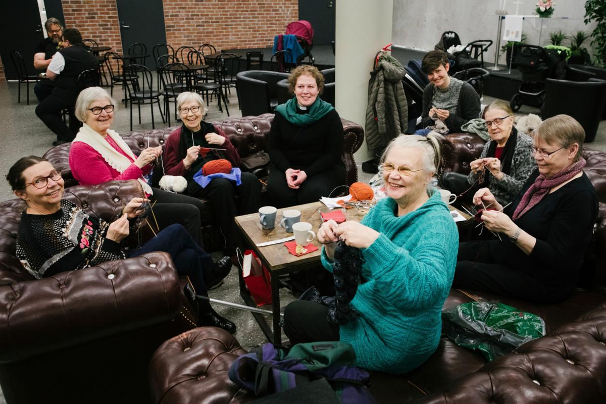 Olarin seurakunnan vanhusten neulakahvila kokoontuu Ison Omenan Chapplessa. Etualalla Pirjo Holmberg.  Muut vasemmalta oikealle Eija Kiilunen, Leena Mensola, Raili Vahvanen, diakoni Minna Martiskainen, Liinu Koskela, Leila Pietikäinen ja Raija Tapanainen.