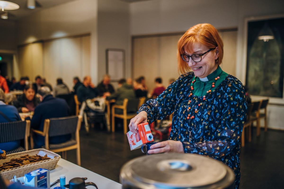 Hakunilan seurakunnan johtava diakoniatyöntekijä Liisa Juusela sanoo, ettei yhteisöruokailu olisi mahdollinen ilman seurakunnan vapaaehtoisia.