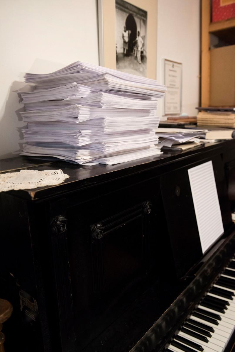 Kaj Chydenius on säveltänyt viime vuosina noin 200 laulua vuodessa. Viime vuoden työn tulos on korkea paperinippu työnhuoneen pianon päällä.