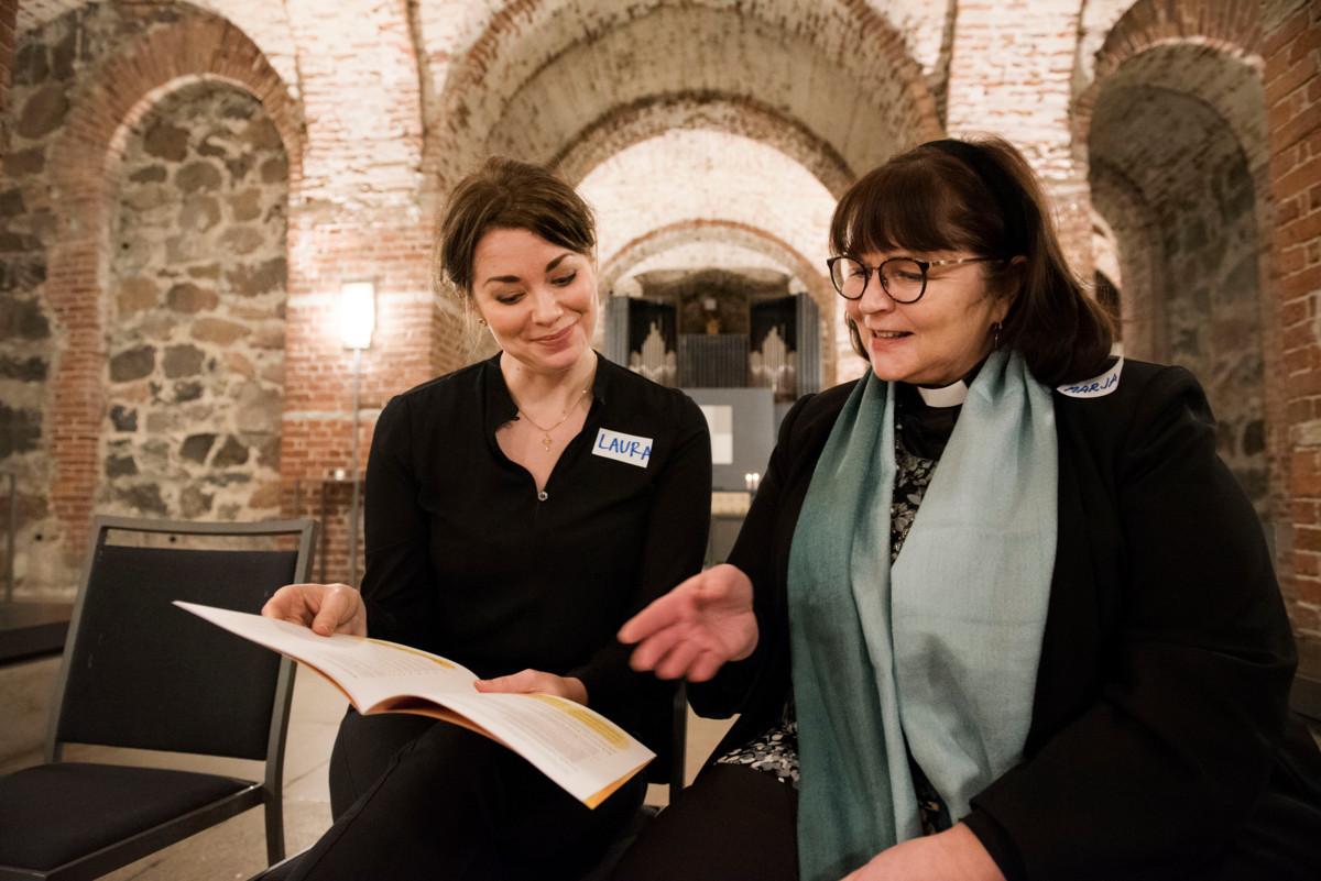 Toivoa dialogista -oppaan kirjoittajiin kuuluivat Erätaukosäätiön toimitusjohtaja Laura Arikka ja tuomiorovasti Marja Heltelä.