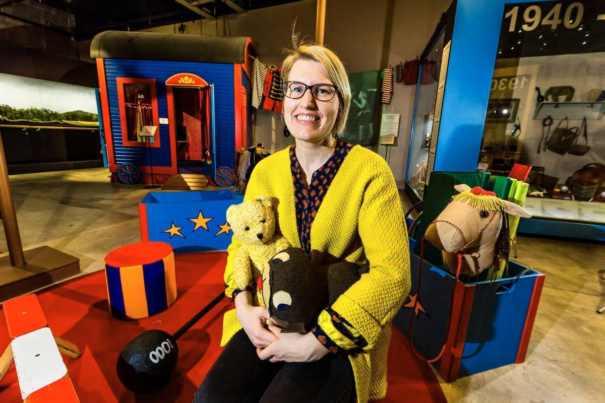 Lelumuseon johtaja Johanna Rassi nauttii siitä, että saa tehdä asioita lapsille.
