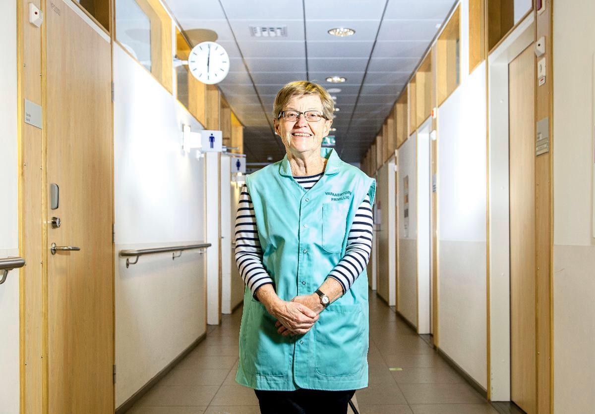 Margareta Johansson toimii vapaaehtoisena Haartmanin sairaalassa. Kuva: Sirpa Päivinen