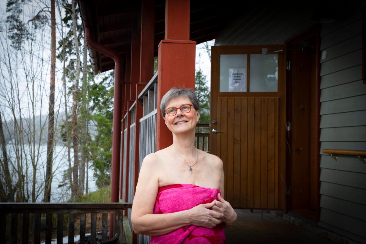 Naisten saunailtojen vapaaehtoinen vastuuhenkilö Anneli Virolainen nauttii Vitträsk-järven hiljaisuudesta.