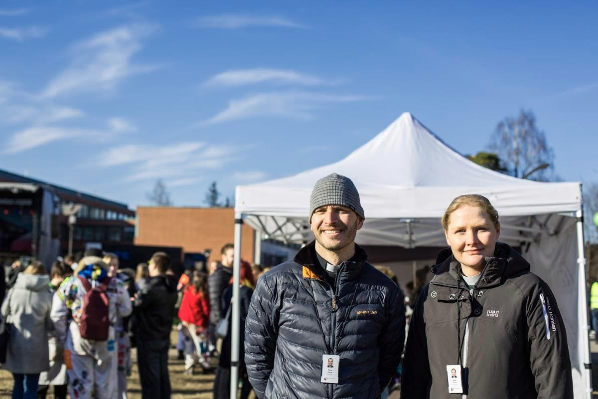 Aalto-papit Panu Mäkelä ja Heidi Zitting osallistuvat moniin opiskelijatapahtumiin. Vappukin sujuu työntäyteisesti.
