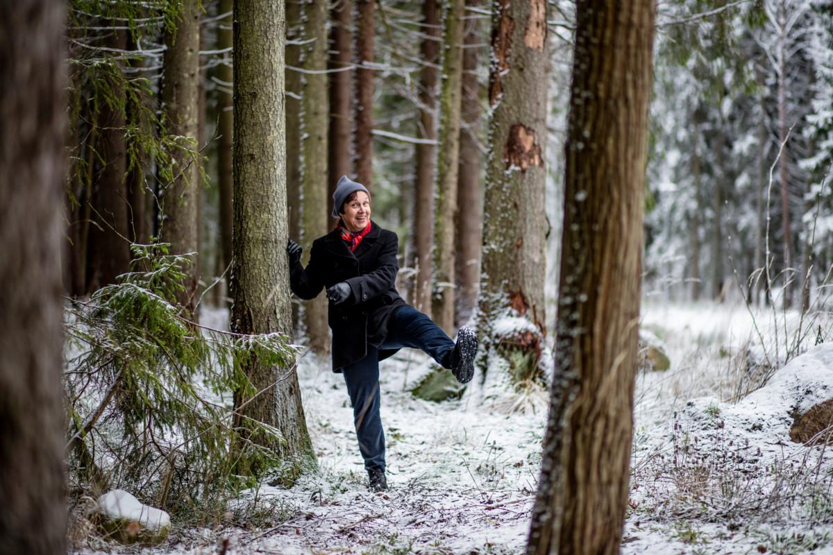 Virpi Hämeen-Anttila nauttii nykyään täysin siemauksin liikunnasta, kuten kävelystä kotinsa lähimetsässä.