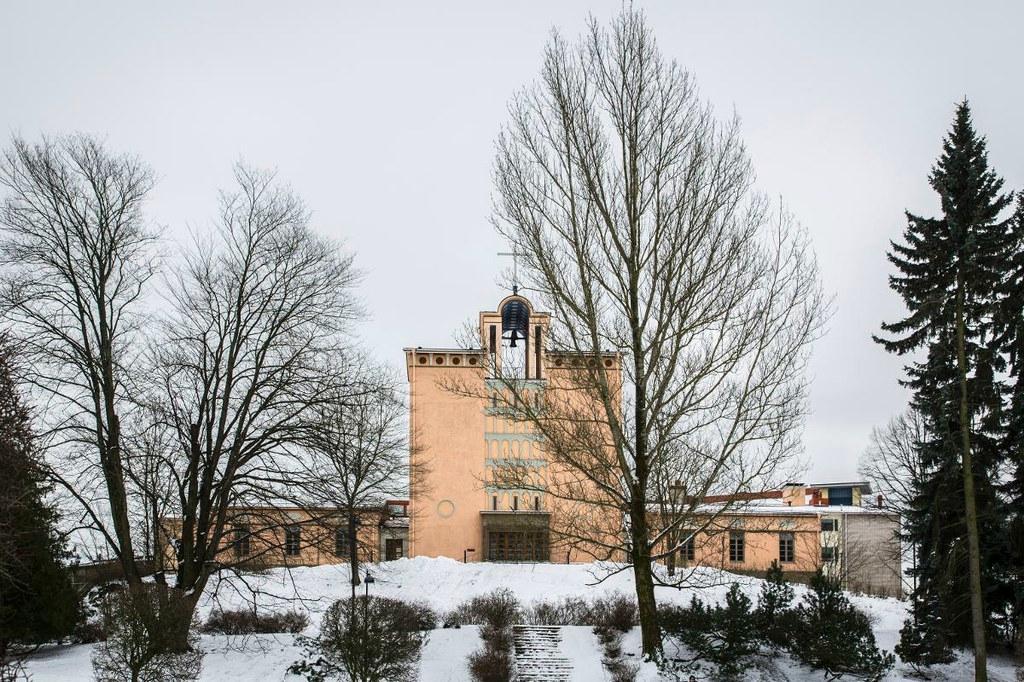 Töölön kirkon ulkoseinä on siennaa, joka alun perin saatiin toscanalaisesta savesta. Kuva: Esko Jämsä