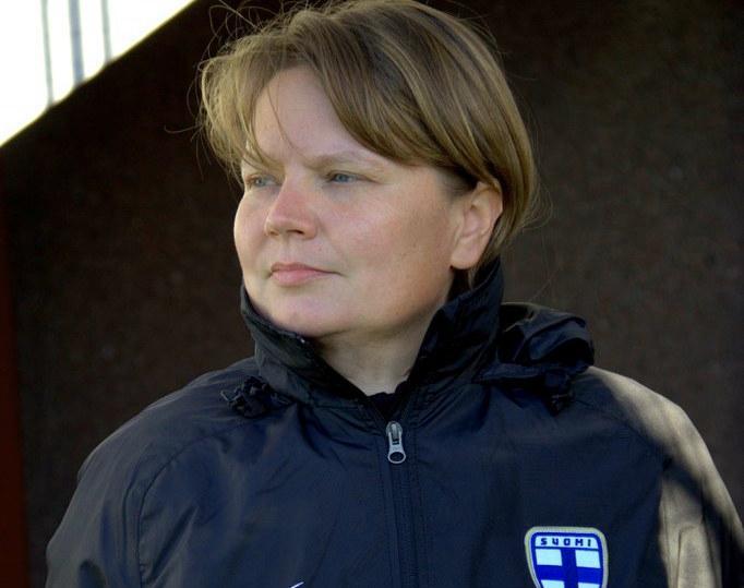 Suomen jalkapallomaajoukkueen 18–19-vuotiaita nuoria naisia valmentava Marianna Miettinen tuli taannoin isolle yleisölle tutuksi myös Ylen EM-jalkapallolähetyksien kommentaattorina. Kuva: Virpi Puhalainen