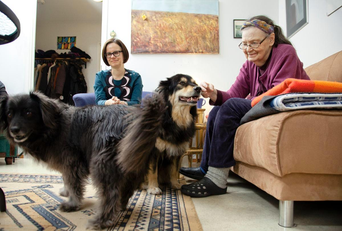 Sairaalapastori Mari Kivinen tapaa Alzheimerin tautia ja haimasyöpää sairastavaa Mirja Elsistä tämän kotona. Yleensä hänen työmaanaan on Laakson sairaala. Mukana ovat myös Elsisen tyttären koirat Nori ja Liekki. 