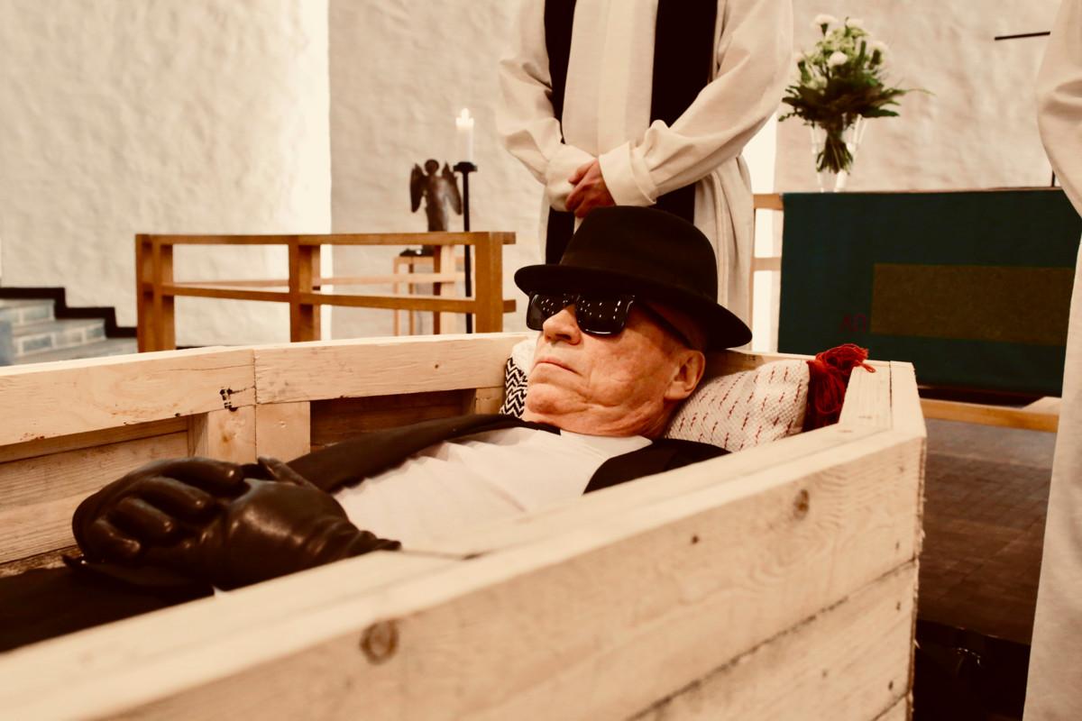Video, jossa laulaja Ilkka Vainio makaa avoimessa arkussa, kuvattiin Korson kirkossa tammikuussa.