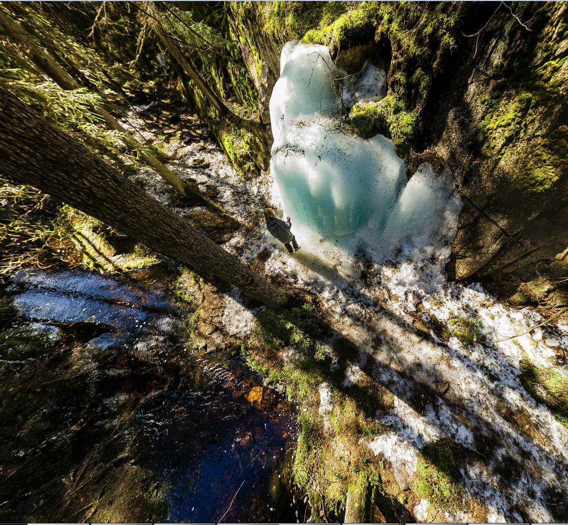 Kallioilta valuvasta vedestä muodostunut jäälohkare Nuuksion kansallispuistossa Espoossa.