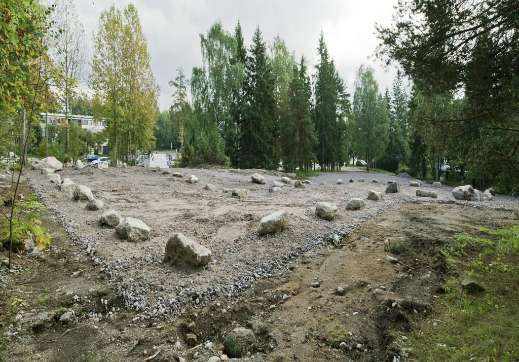 Puretun Kaivokselan kirkon reunaviivat on merkitty sorapohjaiselle kentälle isoilla kivenlohkareilla. Kuva Markku Mattila