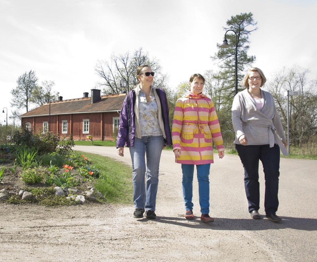 Amanda Eskola, Riina Koivisto ja Karoliina Junno-Huikari ovat perehtyneet kirkonkylän elämään. Kuva Markku Mattila